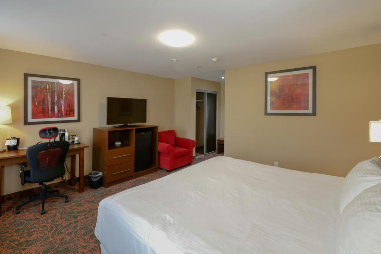 Ramada By Wyndham Jackson'S Point Hotel Georgina Exterior photo