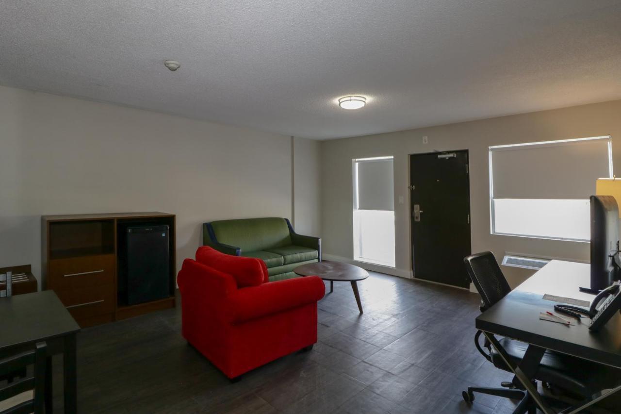 Ramada By Wyndham Jackson'S Point Hotel Georgina Exterior photo
