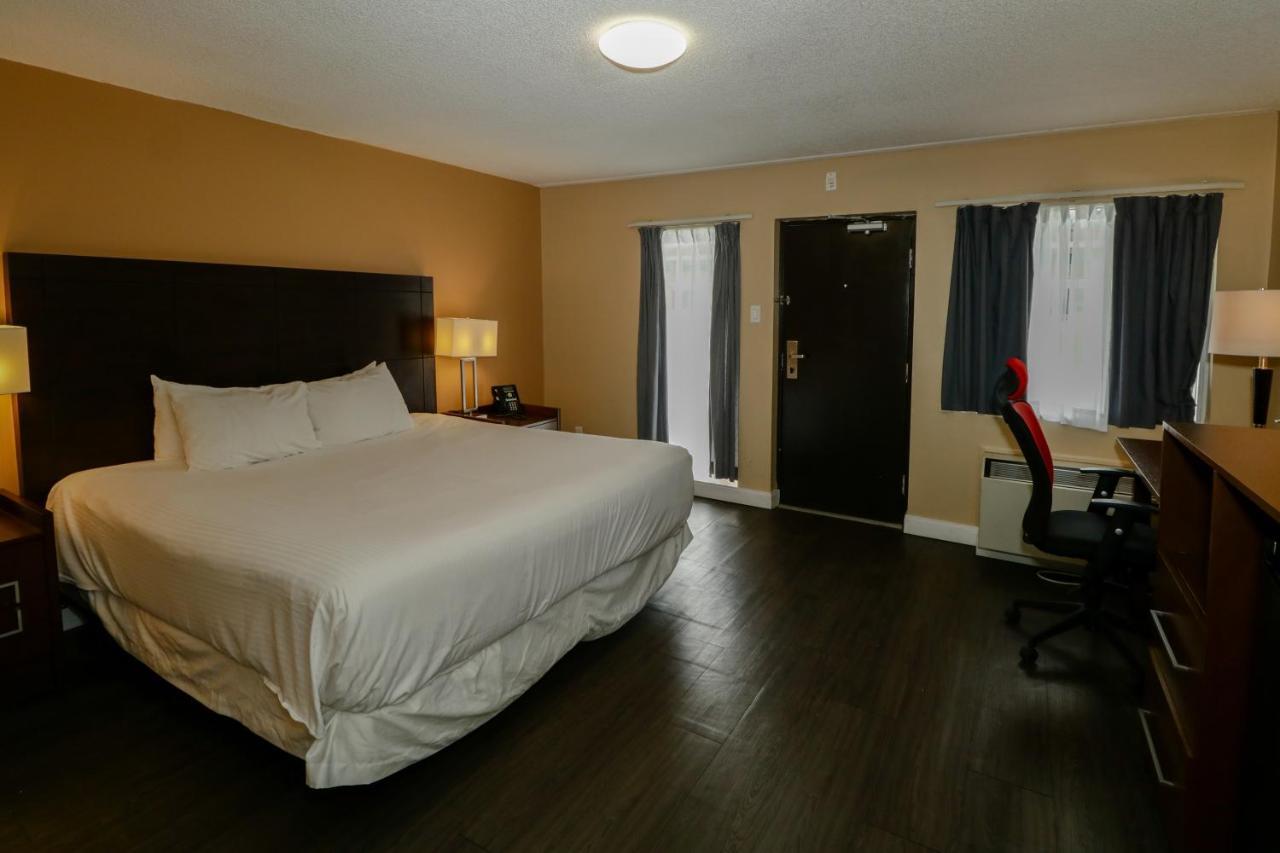 Ramada By Wyndham Jackson'S Point Hotel Georgina Exterior photo