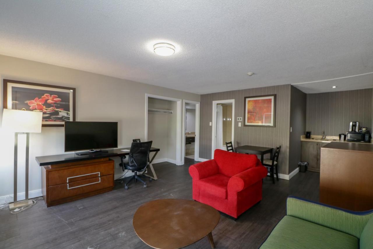 Ramada By Wyndham Jackson'S Point Hotel Georgina Exterior photo