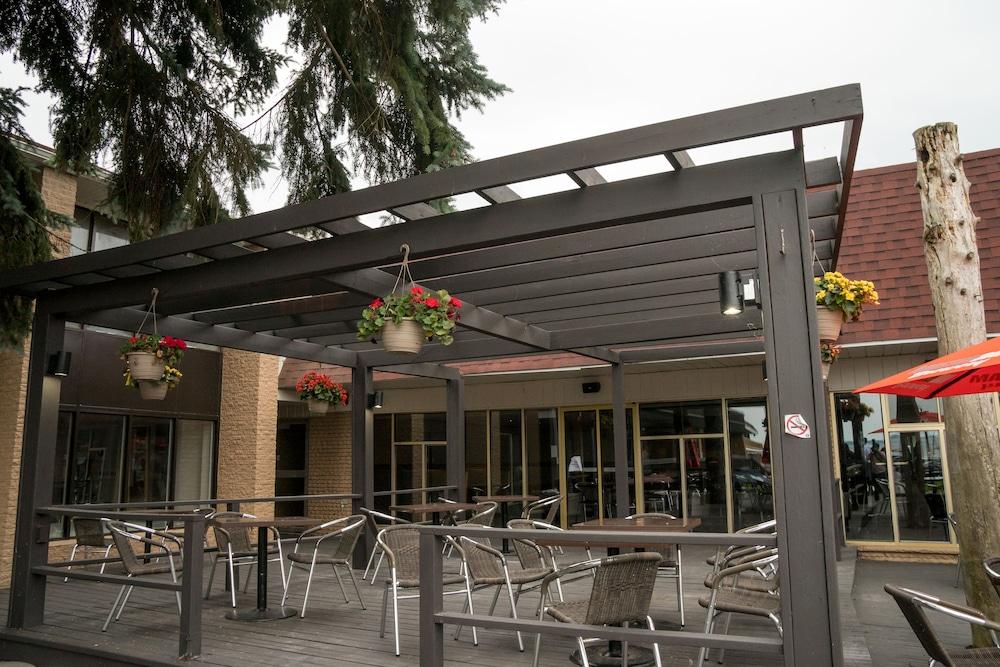 Ramada By Wyndham Jackson'S Point Hotel Georgina Exterior photo