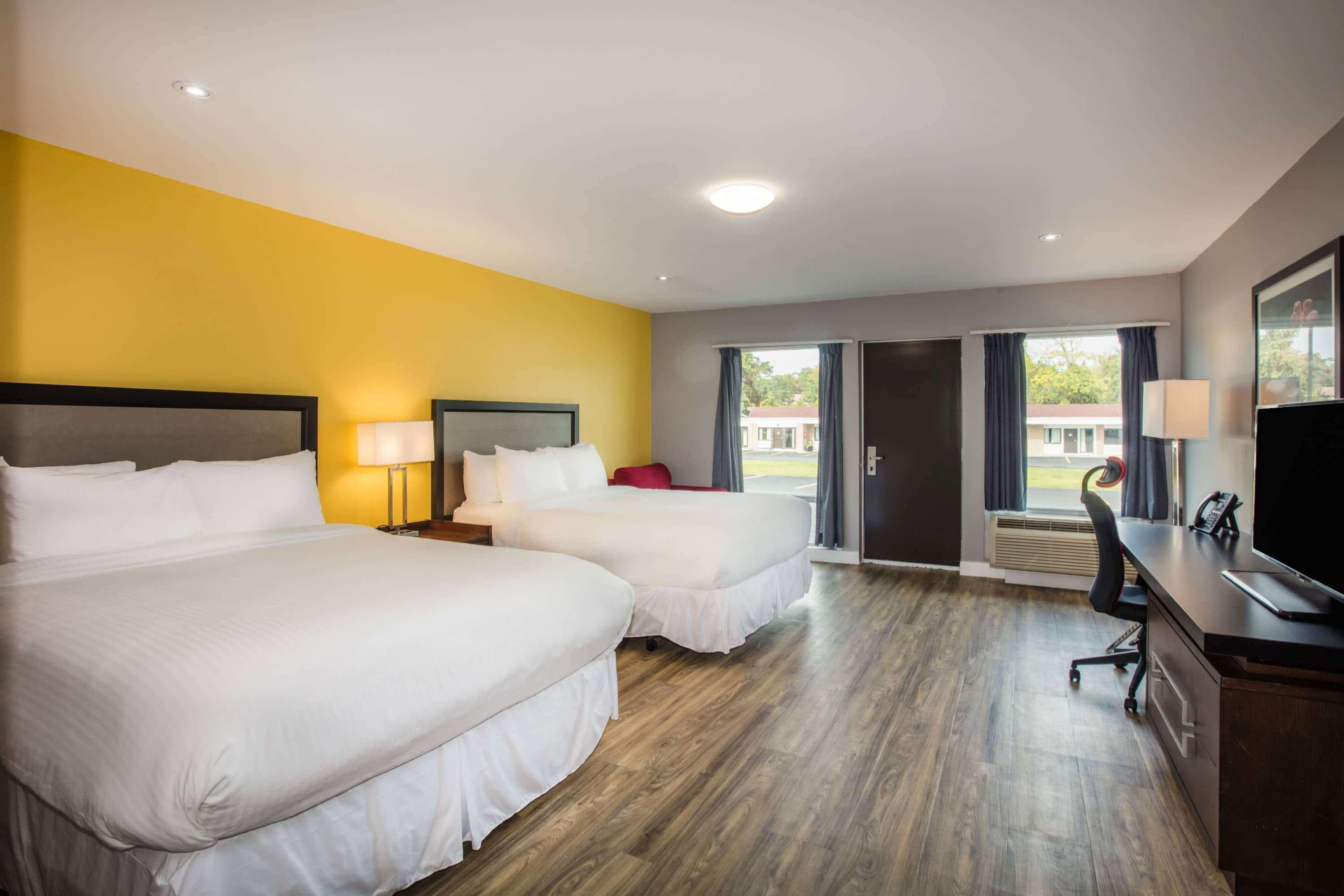 Ramada By Wyndham Jackson'S Point Hotel Georgina Exterior photo