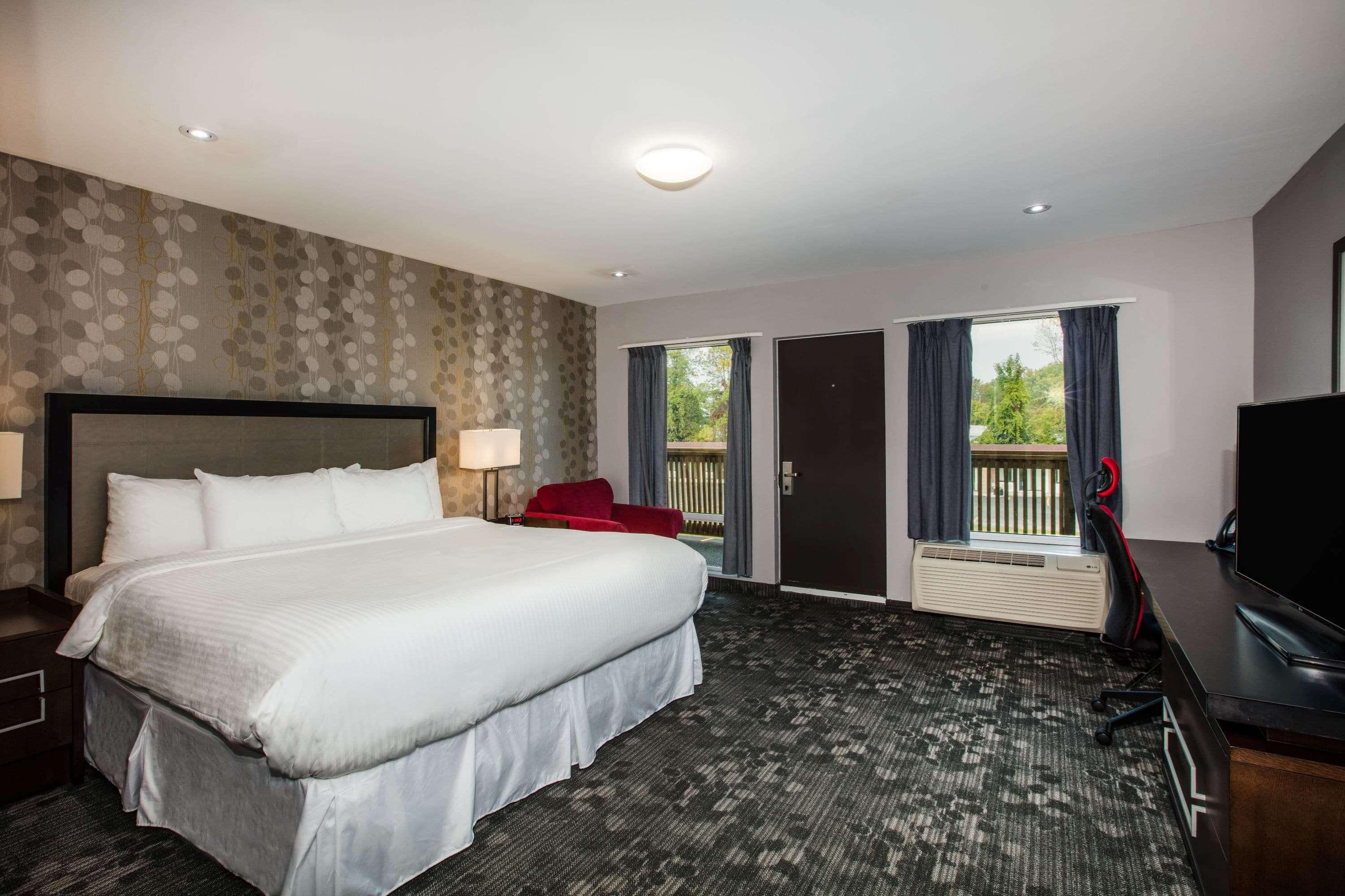 Ramada By Wyndham Jackson'S Point Hotel Georgina Exterior photo