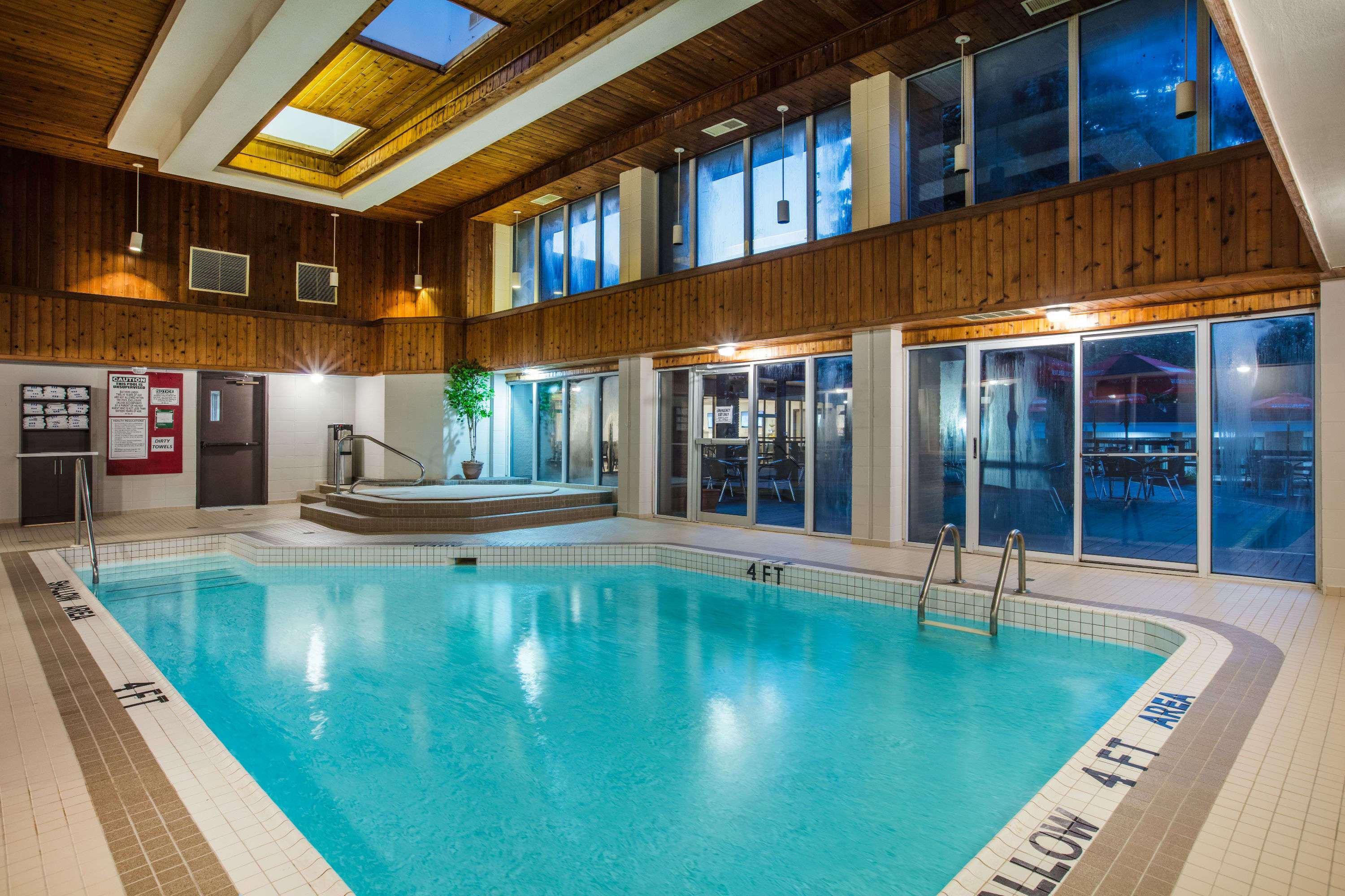 Ramada By Wyndham Jackson'S Point Hotel Georgina Exterior photo