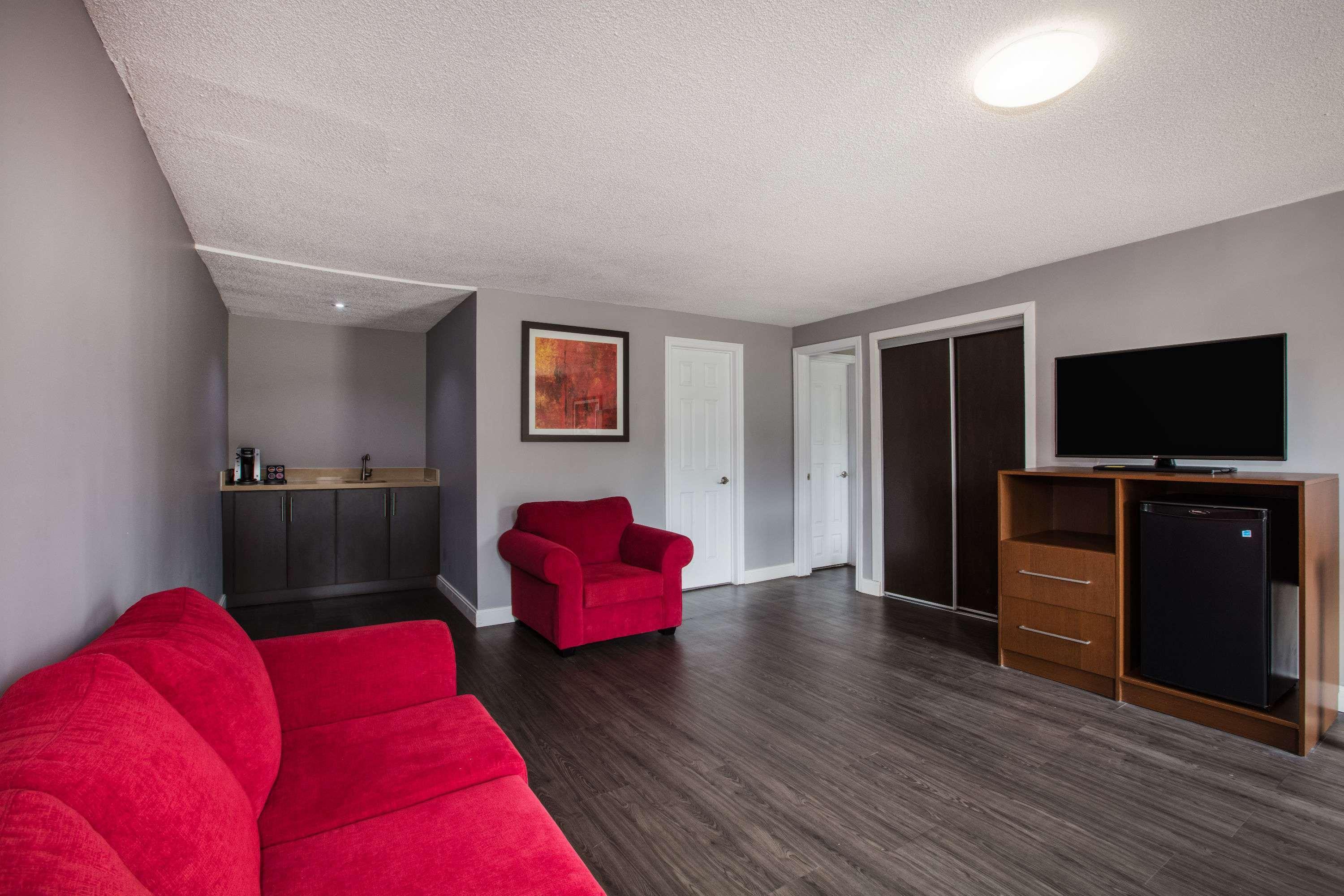 Ramada By Wyndham Jackson'S Point Hotel Georgina Exterior photo